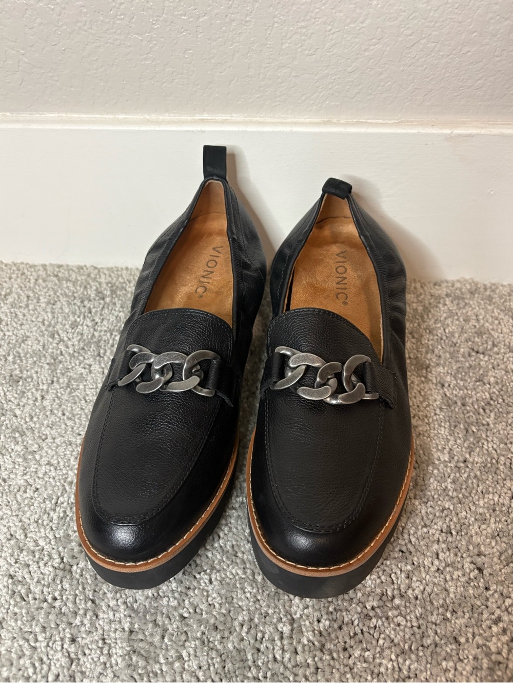 Vionic Black Leather Loafer with Chain Detail size 7 - Picture 5 of 9